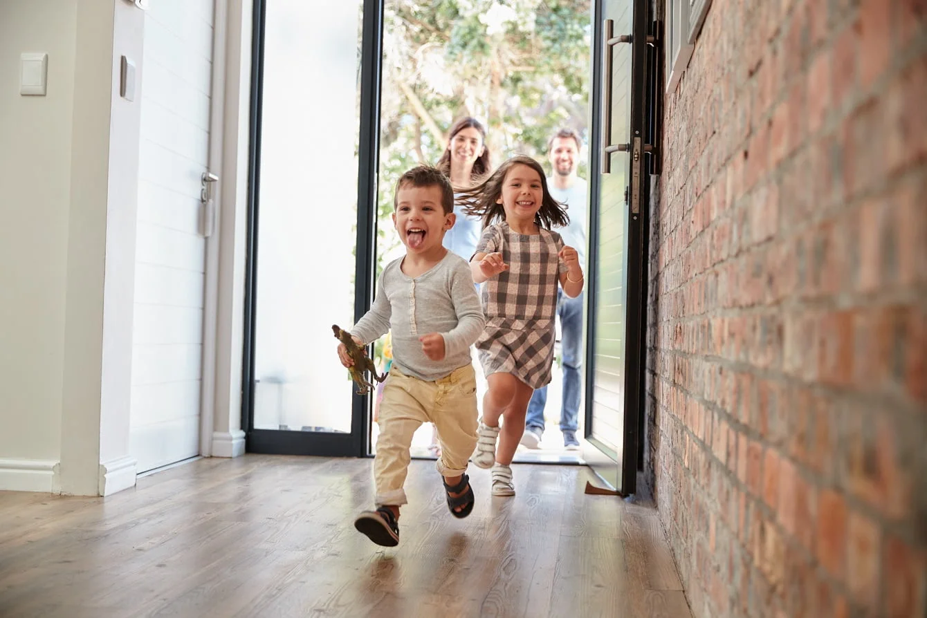 family returning home after lice treatment